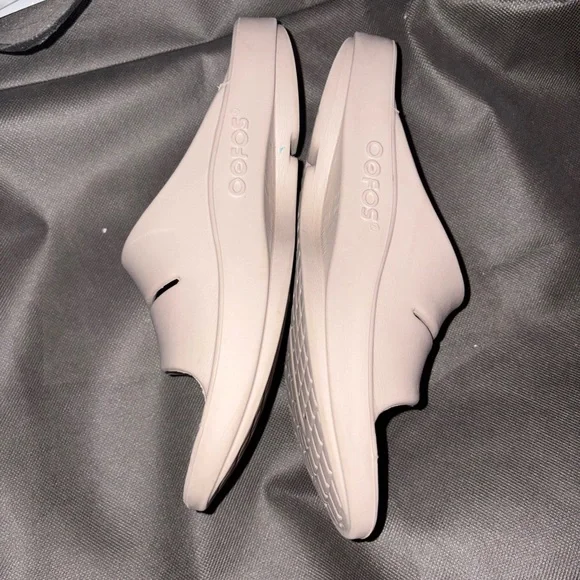 OOFOS Women's Sandals  beige size 8 - Picture 2 of 4